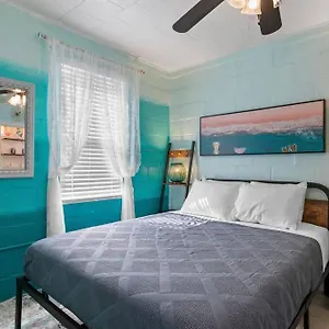 Holiday home Mermaids Grotto Waterfront 1br Apt With Bay View United States